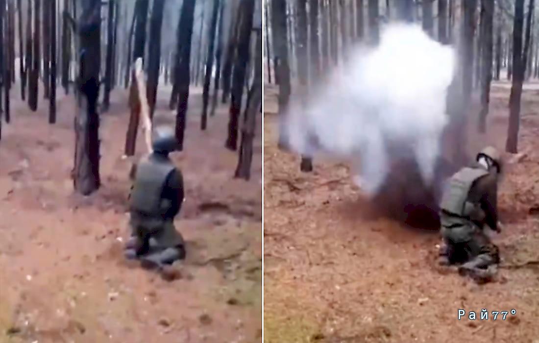 Солдат, используя бревно, обезвредил несколько мин в лесу: видео