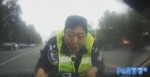 Китайский лихач прокатил дорожного полицейского на капоте со скоростью 94 км/ч (Видео)