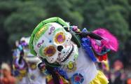 Тысячи мексиканцев приняли участие в параде, посвящённом дню мёртвых в Мехико. (Видео) 1