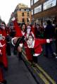 Тысячи разнополых «Санта - Клаусов» вышли на улицы Вуллонгонга, Лондона и Нью - Йорка + зомби вечеринка в Австралии (Видео) 111
