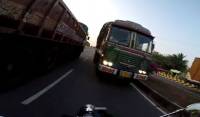 Индийский мотоциклист в самый последний момент ушёл от лобового столкновения с автобусом (Видео)