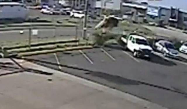 Камера видео наблюдения, установленная на территории парковки в Мельбурне зафиксировала момент авто аварии, чудом обошедшейся без жертв.