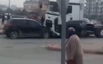 Водитель тягача не поделил дорогу с владельцем легковушки в Турции (Видео)