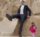 Самый высокий в мире мужчина и самая маленькая женщина приняли участие в совместной фотосессии возле Египетских пирамид. (Видео) 4