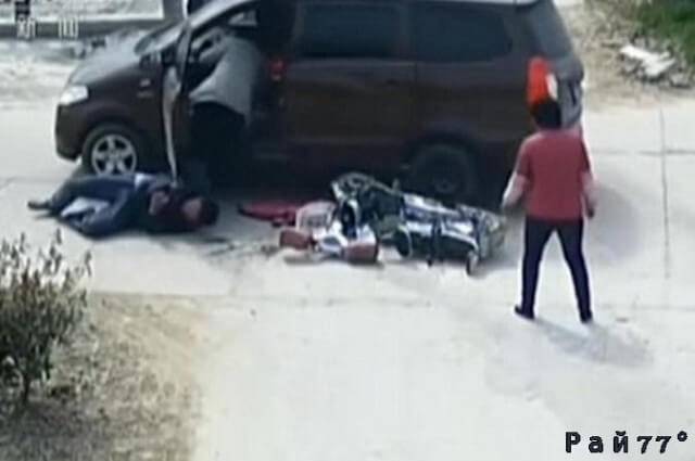 Рассеянный китайский автомобилист, сбив велосипедиста, забыл поставить на ручник свой автомобиль и чуть не переехал пострадавшего. (Видео)
