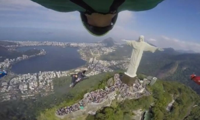 Экстремалы на вингсьютах запечатлелись на фоне статуи Христа - Искупителя в Бразилии (Видео)