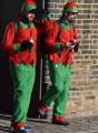 Тысячи разнополых «Санта - Клаусов» вышли на улицы Вуллонгонга, Лондона и Нью - Йорка + зомби вечеринка в Австралии (Видео) 98