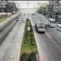 Мотоциклист оказался на пути оторвавшейся от грузовика покрышки в Тайланде. (Видео)