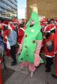 Тысячи разнополых «Санта - Клаусов» вышли на улицы Вуллонгонга, Лондона и Нью - Йорка + зомби вечеринка в Австралии (Видео) 139