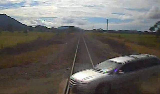 Мать четверых детей, направившая автомобиль под колёса поезда, избежала уголовной ответственности в Австралии.
