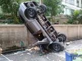 Автовладелец чудом выжил после падения с 4-ого этажа парковки в Тайланде. (Видео) 0