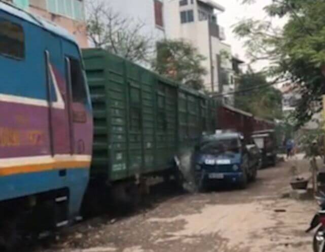 Автовладелец, припарковавший грузовик возле ж/д путей во Вьетнаме, сильно пожалел об этом. (Видео)