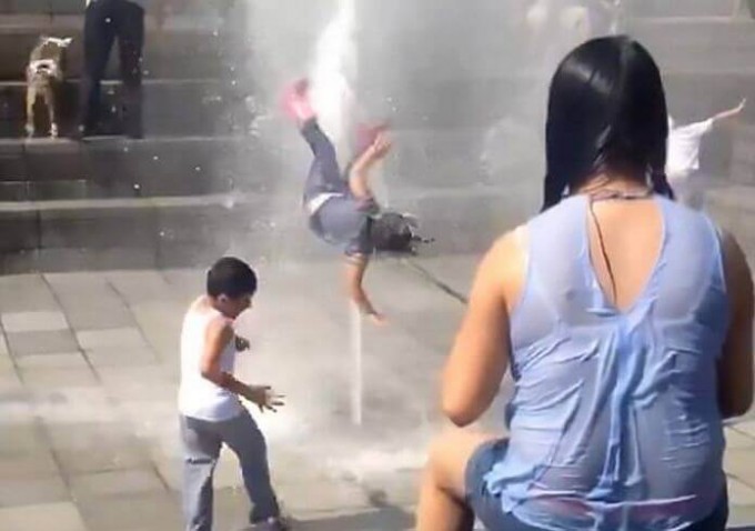Маленькая мексиканка оказалась в «невесомости», попав под мощную струю фонтана. (Видео)