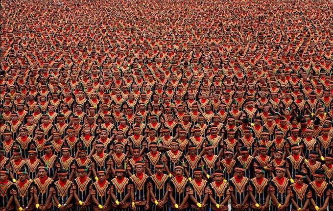 10000 индонезийцев исполнили «саманский» танец для привлечения туристов в регион, живущий по законам шариата. (Видео)