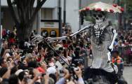 Тысячи мексиканцев приняли участие в параде, посвящённом дню мёртвых в Мехико. (Видео) 9