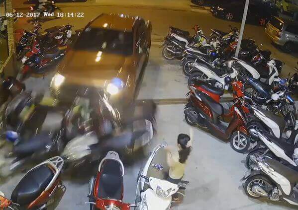 Вьетнамский водитель «припарковал» автомобиль в «неположенном» месте. (Видео)