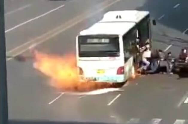 Рейсовый автобус выгорел дотла на китайской магистрали (Видео)