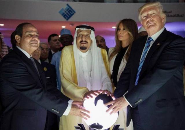 Дональд Трамп, король Салман ибн Абдул-Азиз Аль Сауд и Абдель Фаттах ас-Сиси возложили руки к символичному, светящемуся земному шару на открытии антитеррористического центра в столице Саудовской Аравии.