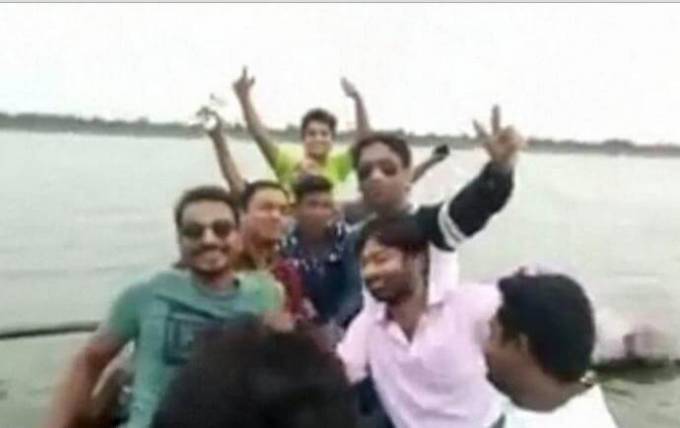 Восемь индийцев утонули во время коллективного селфи в лодке (Видео)
