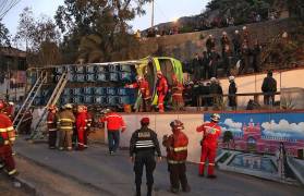 Туристический автобус без крыши упал с обрыва в Перу (Видео) 3