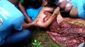 ШОКИРУЮЩИЙ КОНТЕНТ ! Ведьма заставила крокодила вернуть тело убитого им индонезийца. (Видео) 1