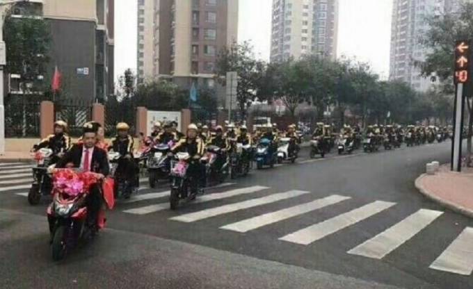 Сотни мотокурьеров поддержали своего коллегу и приняли участие в свадебной процессии в Китае (Видео)
