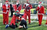 Тысячи разнополых «Санта - Клаусов» вышли на улицы Вуллонгонга, Лондона и Нью - Йорка + зомби вечеринка в Австралии (Видео) 58