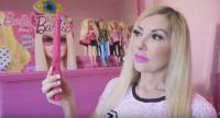 Старейшая «Барби» Британии, потратившая 25000 фунтов на кукольную внешность, всё ещё разыскивает своего «Кена» (Видео) 2