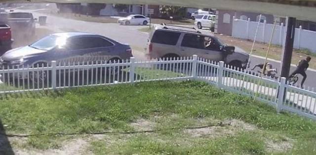 Камера видеонаблюдения, установленная на фасаде частного владения в городе Паско Каунти (штат Флорида), рано утром, 16 мая запечатлела момент автокатастрофы.