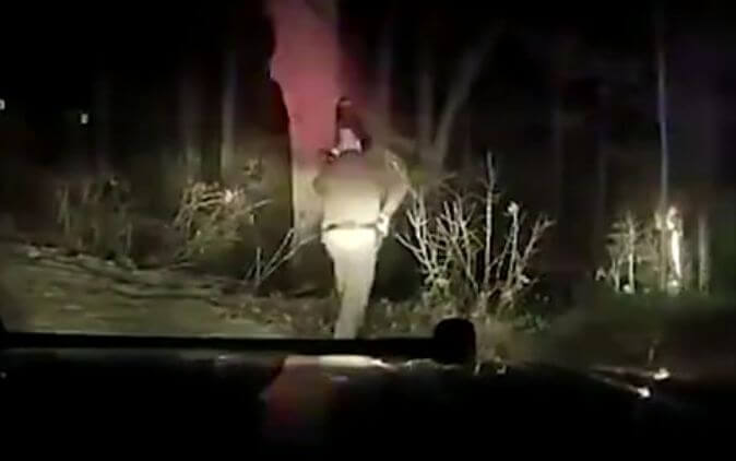 Полицейский в самый последний момент спас жизнь водителю, заблокированному в салоне горящего автомобиля. (Видео)