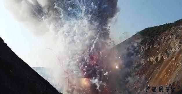 Потрясающее огненное шоу устроили китайские полицейские во время уничтожения нескольких тонн контрафактных фейерверков.