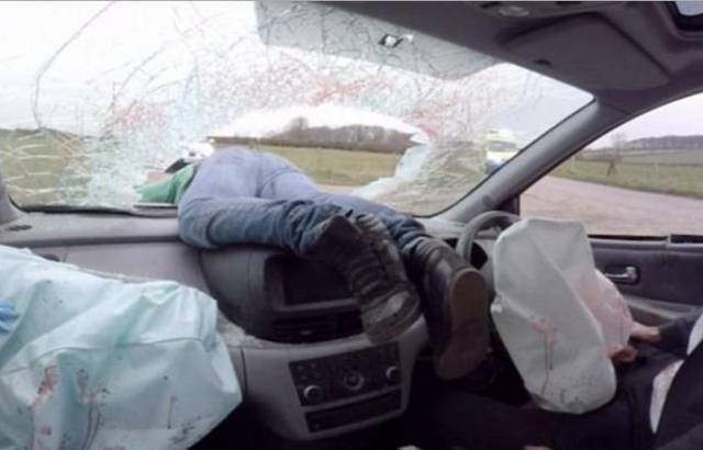 Британские полицейские опубликовали реалистичный видеоролик момента автокатастрофы. (Видео)