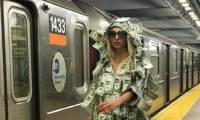 Аргентинская фотомодель, нарядившись в костюм с приклееными долларами, устроила акцию небывалой щедрости в нью-йоркской подземке. (Видео) 0
