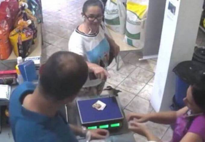 Птица ограбила покупательницу в бразильском магазине (Видео)