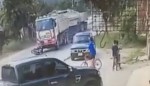 Мотоциклист, выполнивший разворот на дороге, стал виновником крупной аварии с участием двух грузовиков в Тайланде (Видео)