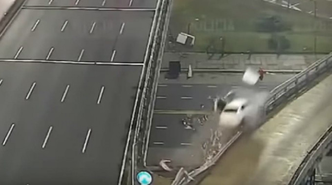 Автомобиль пробил ограждение моста и совершил полёт на аргентинском шоссе (Видео)