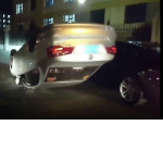 Китайская автолюбительница отвлеклась и оказалась в перевёрнутом автомобиле ▶