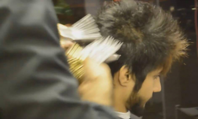 Пакистанский парикмахер обслуживает клиентов, используя 27 пар ножниц одновременно (Видео)