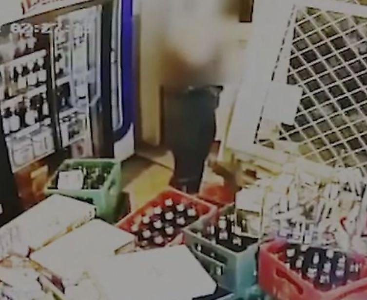 Польская автомобилистка протаранила алкогольный магазин, ради одной бутылки ликёра ▶