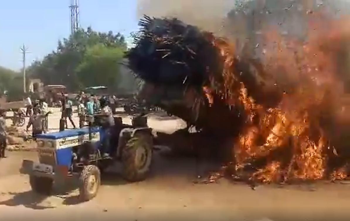 Тракторист, спасая трактор, сбросил загоревшийся груз в индийской деревне - видео
