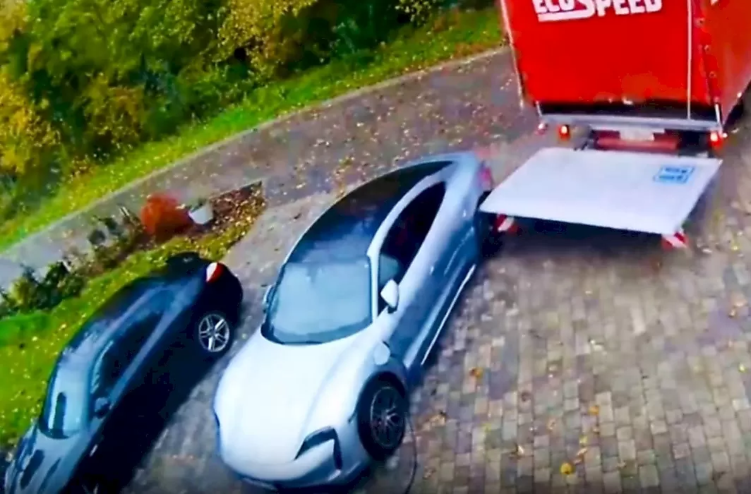 Водитель грузовика не заметил, как искорёжил дорогостоящий спорткар: видео