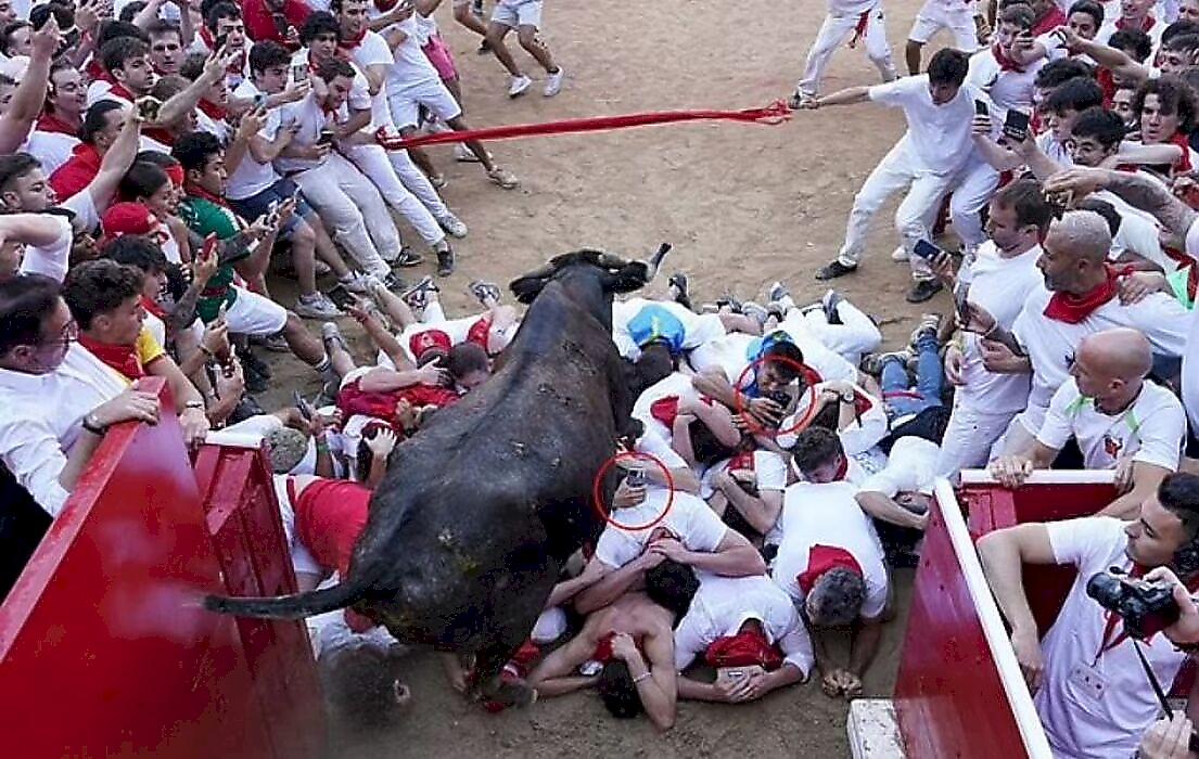 Экстремалы продолжили видеосъёмки, угодив под копыта быков во время испанского фестиваля