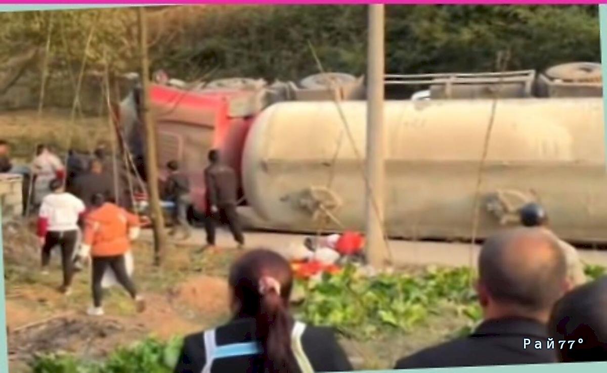 Водитель успел покинуть кабину укатившегося со склона цистерновоза ▶️ Водитель успел покинуть кабину укатившегося со склона цистерновоза ▶️