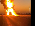 Водитель успел покинуть кабину взорвавшегося бензовоза в Австралии ▶
