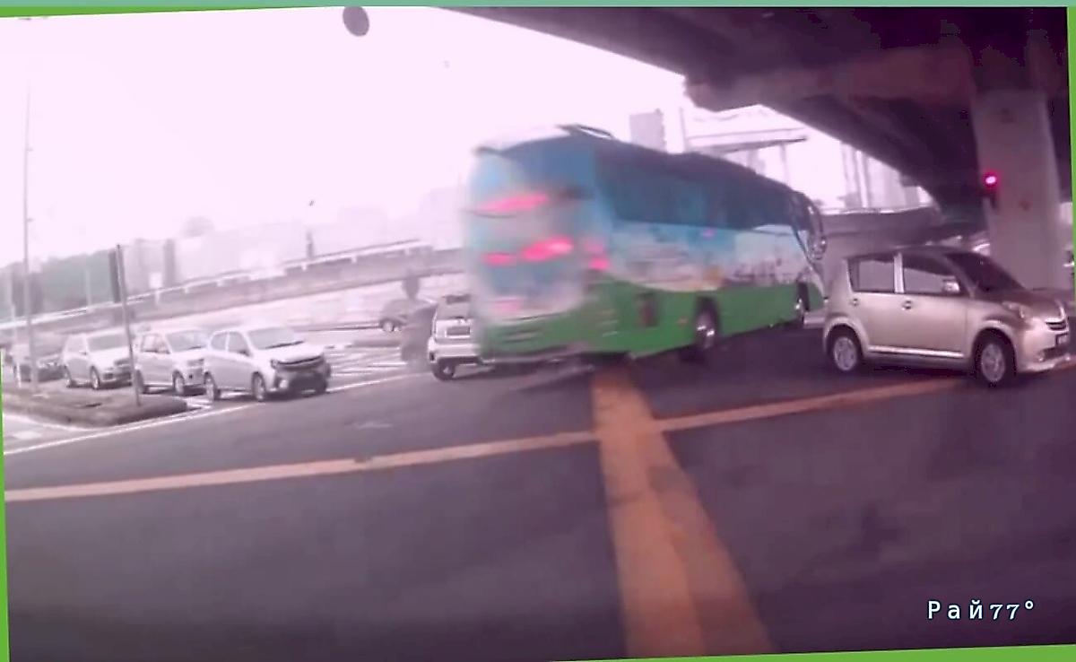 Автобус снёс легковушки и скрылся с места ДТП ▶️