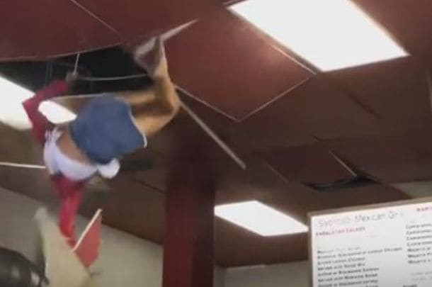 Девушка проломила потолок в американской закусочной (Видео)