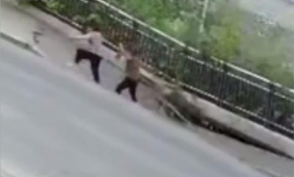 Две китаянки чудом пережили обрушение тротуара