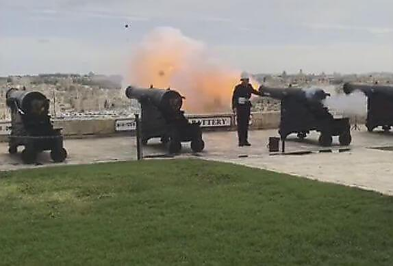 Голубь оказался в эпицентре взрыва во время исторической церемонии на Мальте (Видео)