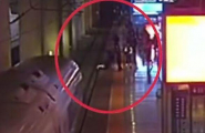 Китаянка проверила чувства своего парня и в «шутку» спрыгнула на рельсы перед поездом (Видео)