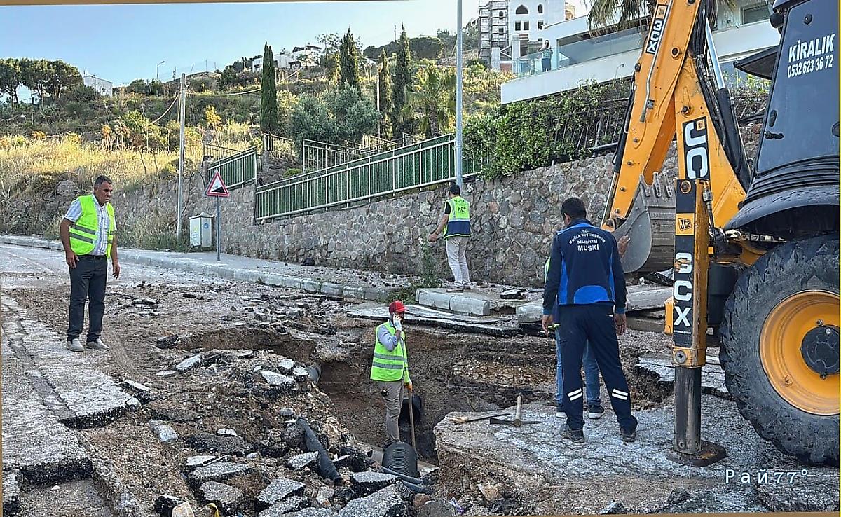 Неумелый тракторист повредил трубопровод и оставил без воды десятки домов в Турции Неумелый тракторист повредил трубопровод и оставил без воды десятки домов в Турции